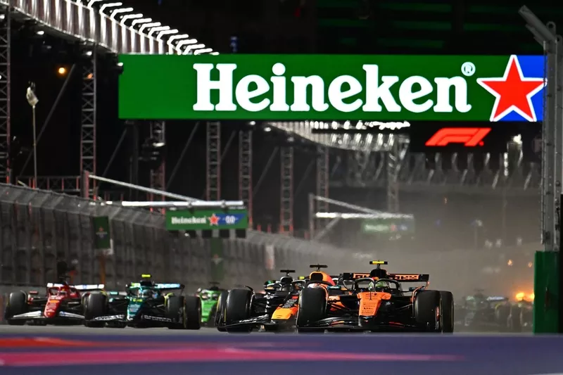 Lando Norris, McLaren, Max Verstappen, Red Bull Racing, George Russell, Mercedes