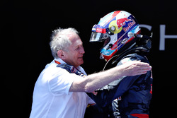 Макс Ферстаппен, Red Bull Racing празднует свою первую победу в закрытом парке с доктором Хельмутом
