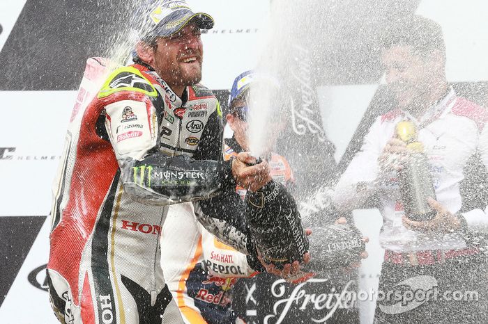 Cal Crutchlow conquistou a primeira vitória na MotoGP ao acertar na escolha dos pneus em Brno, na República Tcheca.
