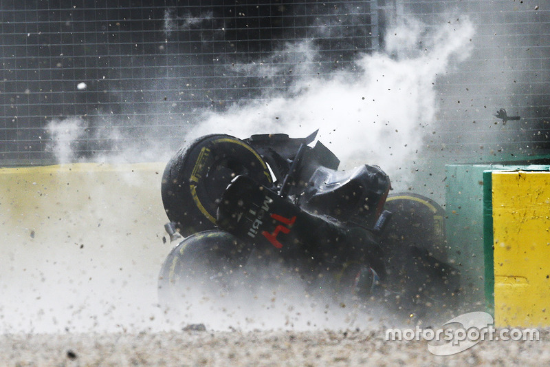 Fernando Alonso, McLaren MP4-31 in a huge crash