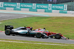 Nico Rosberg, Mercedes AMG F1 W07 Hybrid y Sebastian Vettel, Ferrari SF16-H al comienzo de la carrer