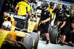 Jolyon Palmer, Renault Sport F1 Team RS16 en Kevin Magnussen, Renault Sport F1 Team RS16 in de pits