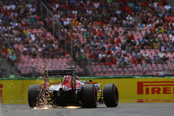 Искры из под машины Даниила Квята, Scuderia Toro Rosso STR11