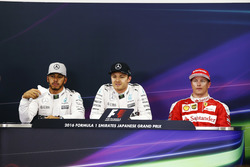 De persconferentie na de kwalificatie, L-R: Lewis Hamilton, Mercedes AMG, Nico Rosberg, Mercedes AMG