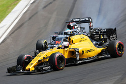 Kevin Magnussen, Renault Sport F1 Team RS16; Fernando Alonso, McLaren MP4-31