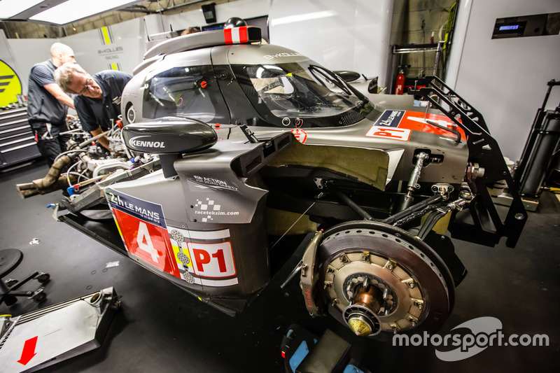 #4 ByKolles Racing CLM P1/01: team members at work to repair damage sustained in free practice