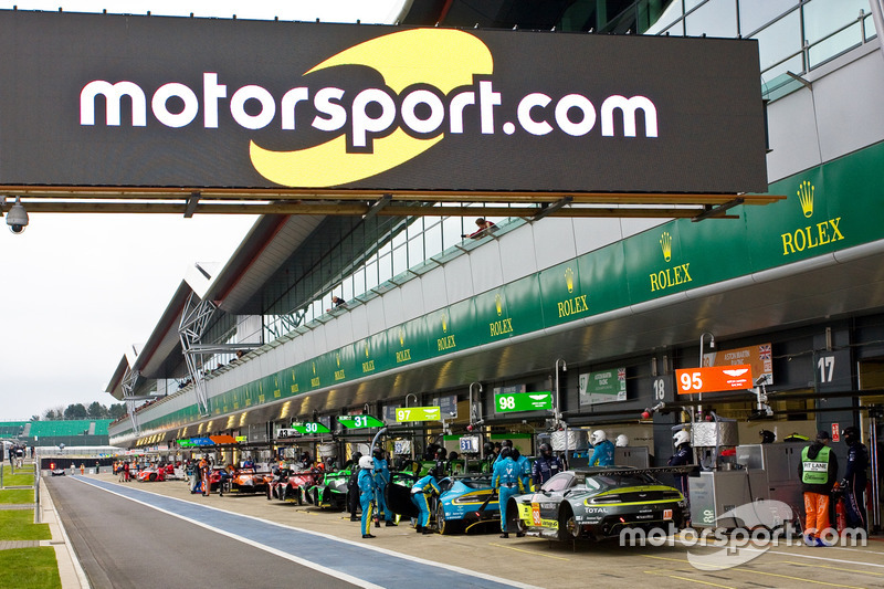 Logo de Motorsport.com en el pitlane