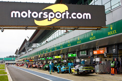 Motorsport.com-Logo in der Boxengasse