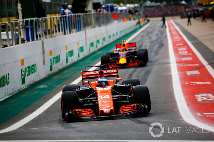 Fernando Alonso, McLaren MCL32, Max Verstappen, Red Bull Racing RB13, fuera de pits