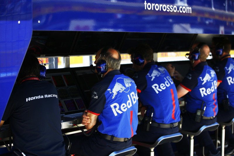 Franz Tost, Team Principal, Toro Rosso, e il team Toro Rosso al muretto box