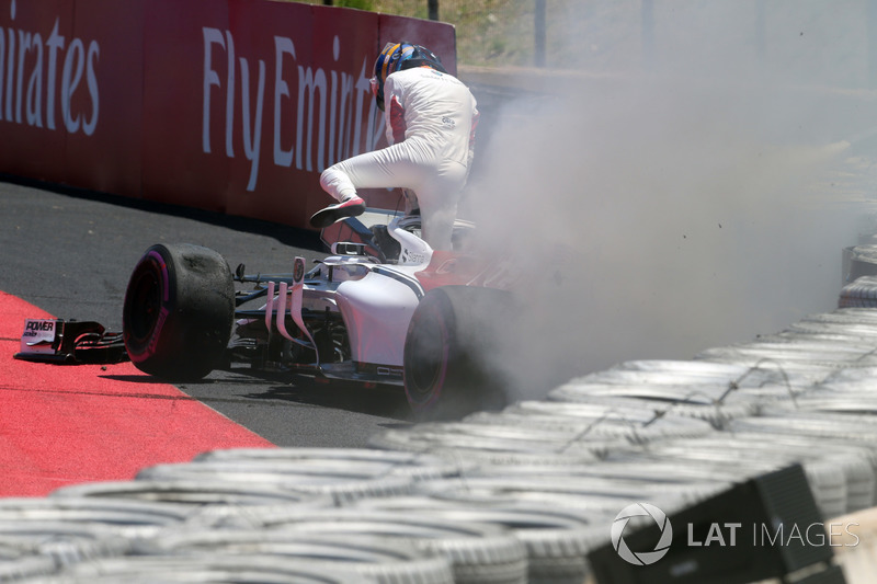 Авария и пожар: Маркус Эрикссон, Alfa Romeo Sauber C37