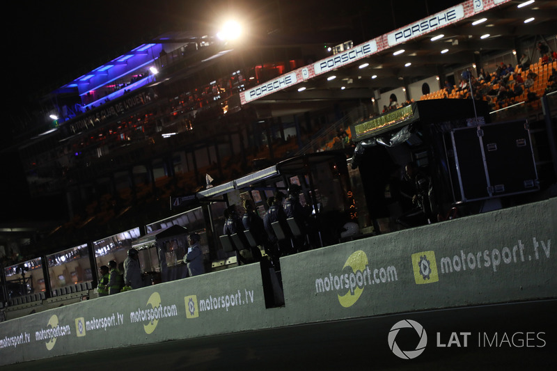 Logo Motorsport.com dan Motorsport.tv di Le Mans