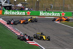 Kevin Magnussen, Haas F1 Team VF-18 and Nico Hulkenberg, Renault Sport F1 Team R.S. 18 battle