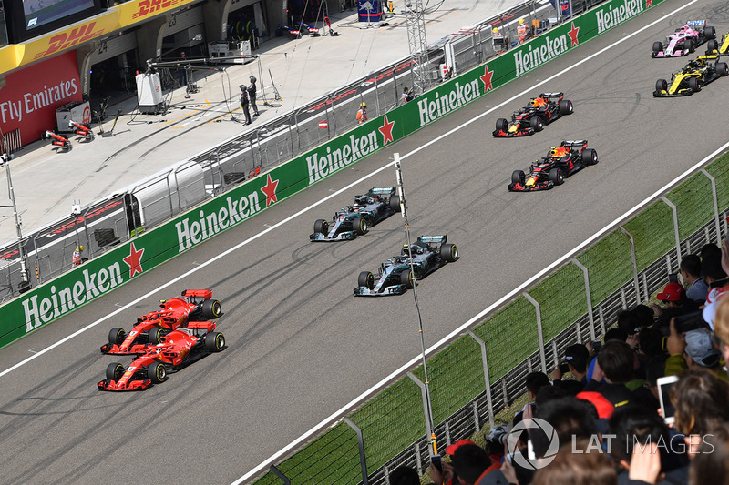 Sebastian Vettel, Ferrari SF71H e Kimi Raikkonen, Ferrari SF71H al comando alla partenza della gara
