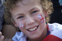 Temporada 2017 - Página 2 F1-abu-dhabi-gp-2017-a-young-fan-of-lewis-hamilton-mercedes-amg-f1