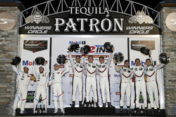 Podio GTLM: al secondo posto Bill Auberlen, Alexander Sims, Connor de Phillippi, BMW Team RLL, i vincitori Patrick Pilet, Nick Tandy, Frédéric Makowiecki, Porsche Team North America, al terzo posto Gianmaria Bruni, Laurens Vanthoor, Earl Bamber, Porsche Team North America