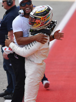 Temporada 2017 F1-united-states-gp-2017-polesitter-lewis-hamilton-mercedes-amg-f1-celebrates-with-brother