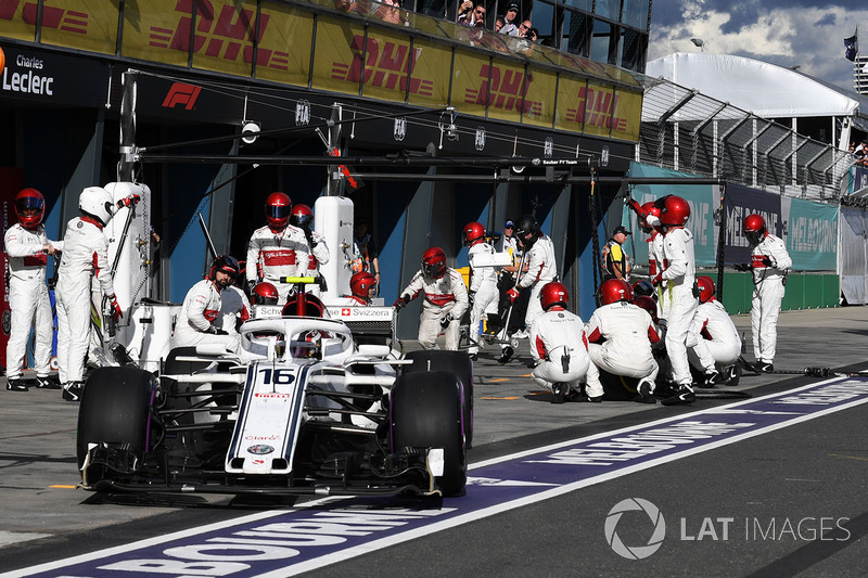 Arrêt au stand pour Charles Leclerc, Sauber C37