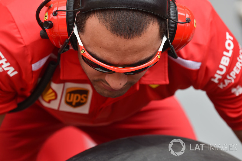 Mécanicien Ferrari et pneus Pirelli
