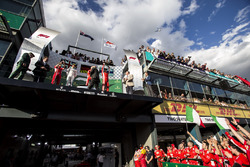Podio: segundo lugar Lewis Hamilton, Mercedes-AMG F1, ganador de la carrera Sebastian Vettel, Ferrar