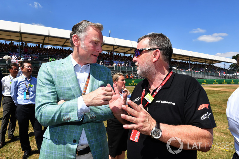 Sean Bratches, Formula One Managing Director, Commercial Operations and Paul Stoddart, on the grid