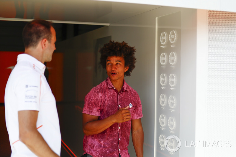 Mekanik McLaren, Tom Stallard, bersama presenter Blue Peter, Radzi Chinyanganya