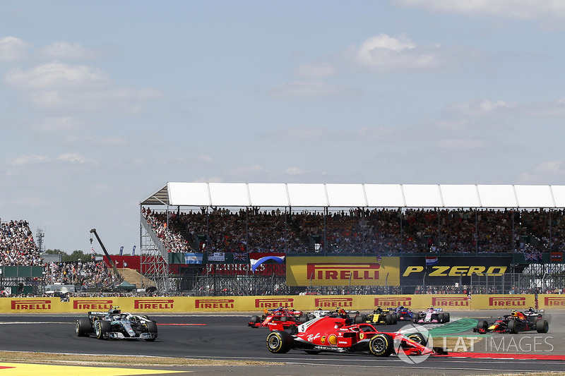 Sebastian Vettel, Ferrari SF-71H di depan Max Verstappen, Red Bull Racing RB14 dan Lewis Hamilton, Mercedes-AMG F1 W09