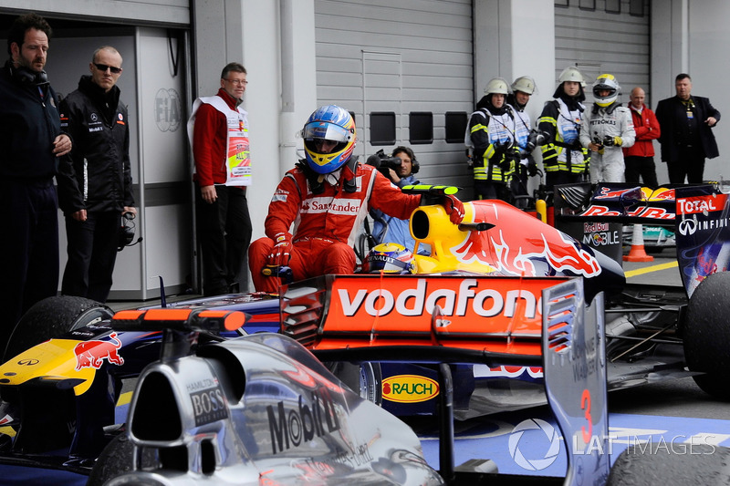 Mark Webber, Red Bull Racing gives Fernando Alonso, Ferrari a lift to parc ferme