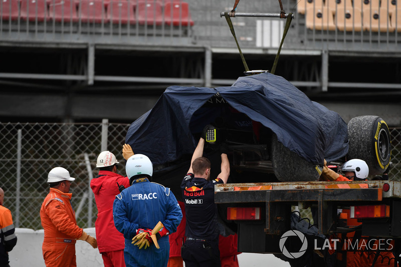 La monoposto di Max Verstappen, Red Bull Racing RB14 viene recuperata dalla ghiaia