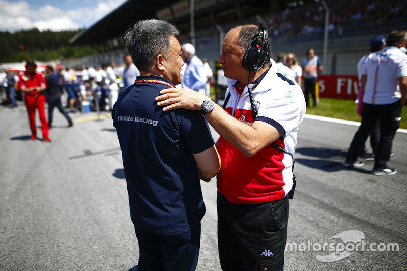 Masashi Yamamoto, General Manager, Honda Motorsport, and Frederic Vasseur, Team Principal, Sauber, on the grid