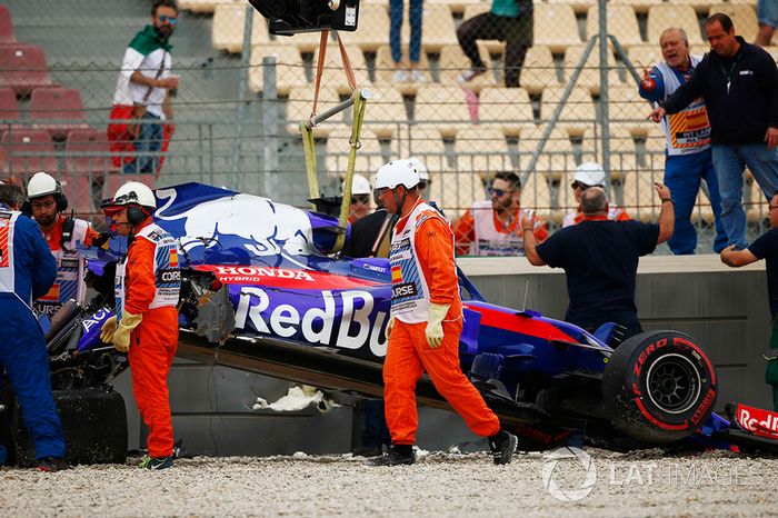 Marshals remove the wrecked Brendon Hartley Toro Rosso STR13 Honda after its heavy accident