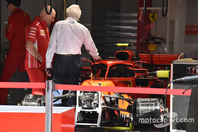 Charlie Whiting, Ferrari SF71H con los espejos sobre el Halo