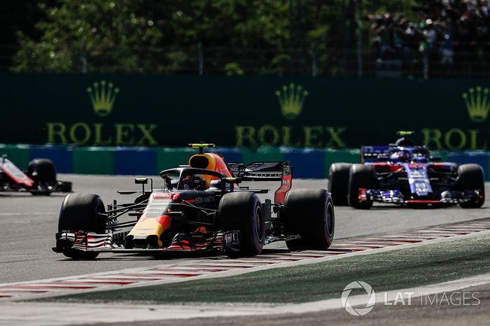 Max Verstappen, Red Bull Racing RB14, delante de Pierre Gasly, Toro Rosso STR13