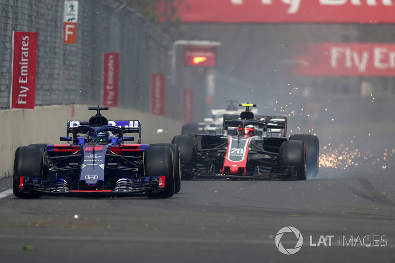 Pierre Gasly, Scuderia Toro Rosso STR13 and Kevin Magnussen, Haas F1 Team VF-18 with damage