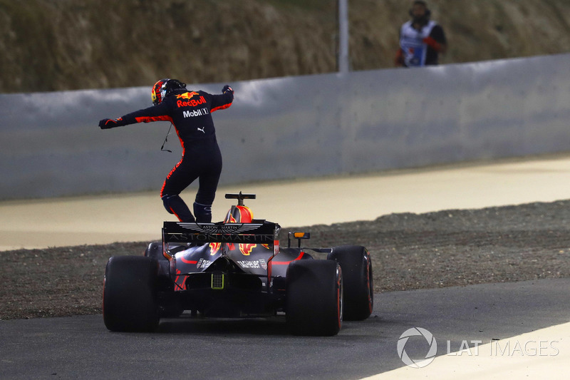 Daniel Ricciardo, Red Bull Racing RB14 Tag Heuer, melompat keluar dari mobilnya