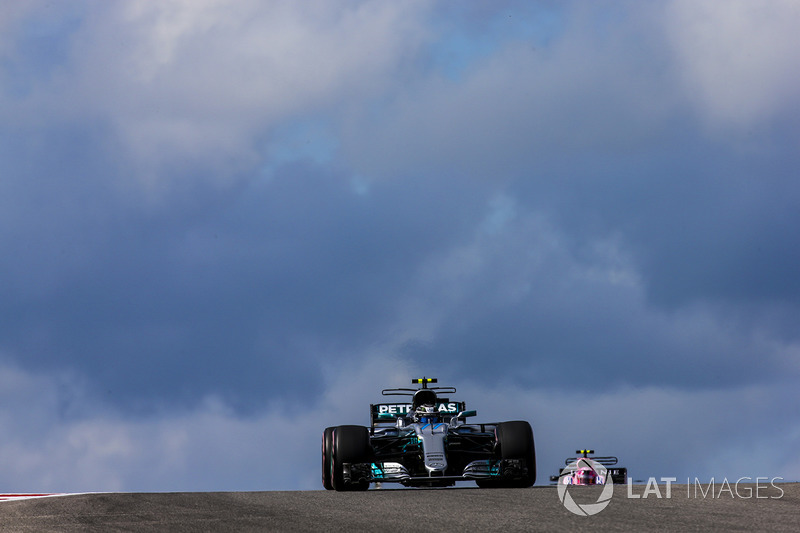 Valtteri Bottas, Mercedes AMG F1 W08, Esteban Ocon, Sahara Force India F1 VJM10