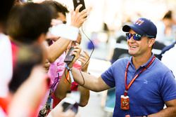 Des fans rencontrent Rubens Barrichello