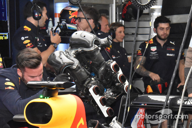 Mekanik Red Bull Racing bekerja di garasi