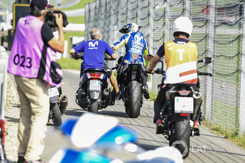 Валентино Россі, Yamaha Factory Racing, повертається у бокси після відмови мотоцикла