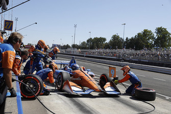 Scott Dixon, Chip Ganassi Racing Honda, pit stop