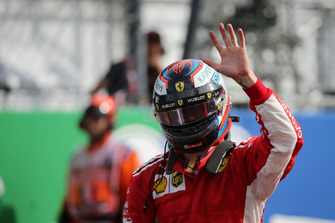Le poleman Kimi Raikkonen, Ferrari fête sa pole position dans le Parc Fermé