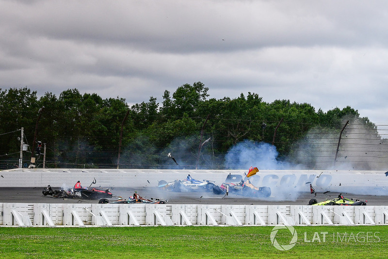 El accidente entre Robert Wickens, Schmidt Peterson Motorsports Honda, James Hinchcliffe, Schmidt Peterson Motorsports Honda, Ryan Hunter-Reay, Andretti Autosport Honda, Pietro Fittipaldi, Dale Coyne Racing Honda / Todd Dziadosz