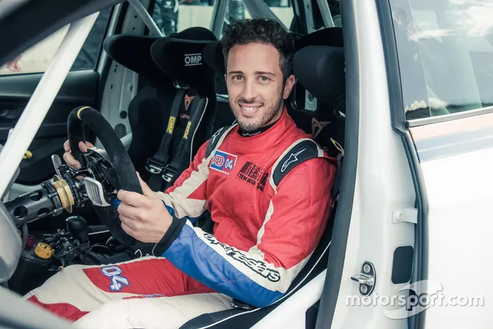 Andrea Dovizioso y Jorge Lorenzo, pilotos de MotoGP de Ducati Corse y embajadores de CUPRA, prueban el coche de competición de la marca