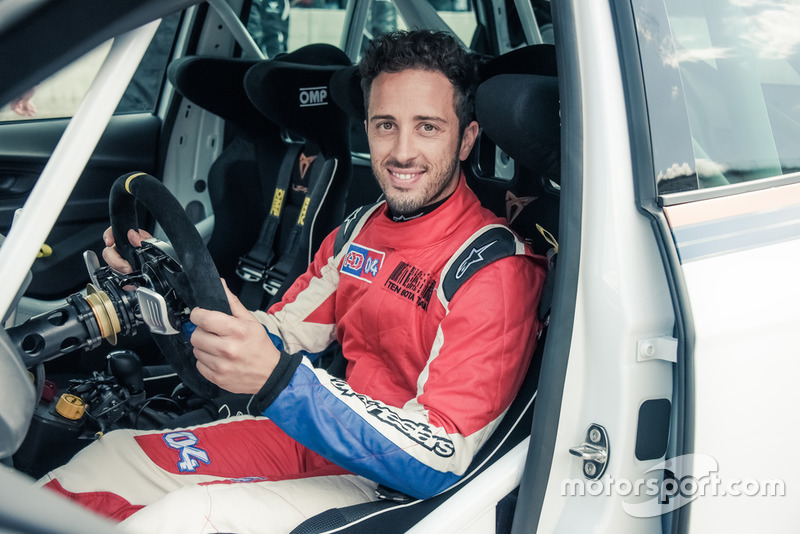 Andrea Dovizioso y Jorge Lorenzo, pilotos de MotoGP de Ducati Corse y embajadores de CUPRA, prueban el coche de competición de la marca