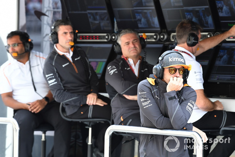 Fernando Alonso, McLaren on the pit wall gantry in FP1