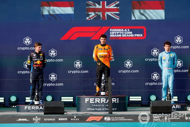 Max Verstappen, Red Bull Racing, 2e position, Lando Norris, McLaren F1 Team, 1re position, Charles Leclerc, Scuderia Ferrari, 3e position, sur le podium.
