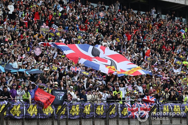 Il sostegno della folla per Lewis Hamilton, Mercedes-AMG F1 Team