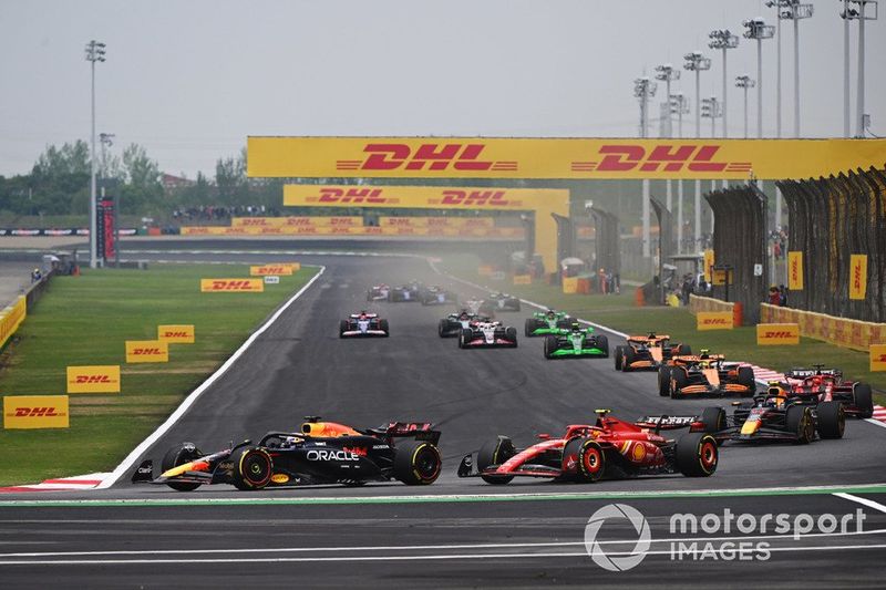 Max Verstappen, Red Bull Racing RB20, Carlos Sainz, Ferrari SF-24, Sergio Perez, Red Bull Racing RB20, Charles Leclerc, Ferrari SF-24, il resto dello schieramento alla partenza della Sprint