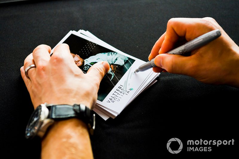 Valtteri Bottas, Mercedes AMG F1 signs a autograph for a fan 