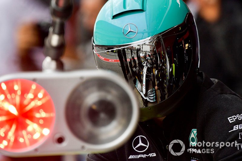 Valtteri Bottas, Mercedes AMG F1 W10 pit stop is reflected in a mechanic's visor